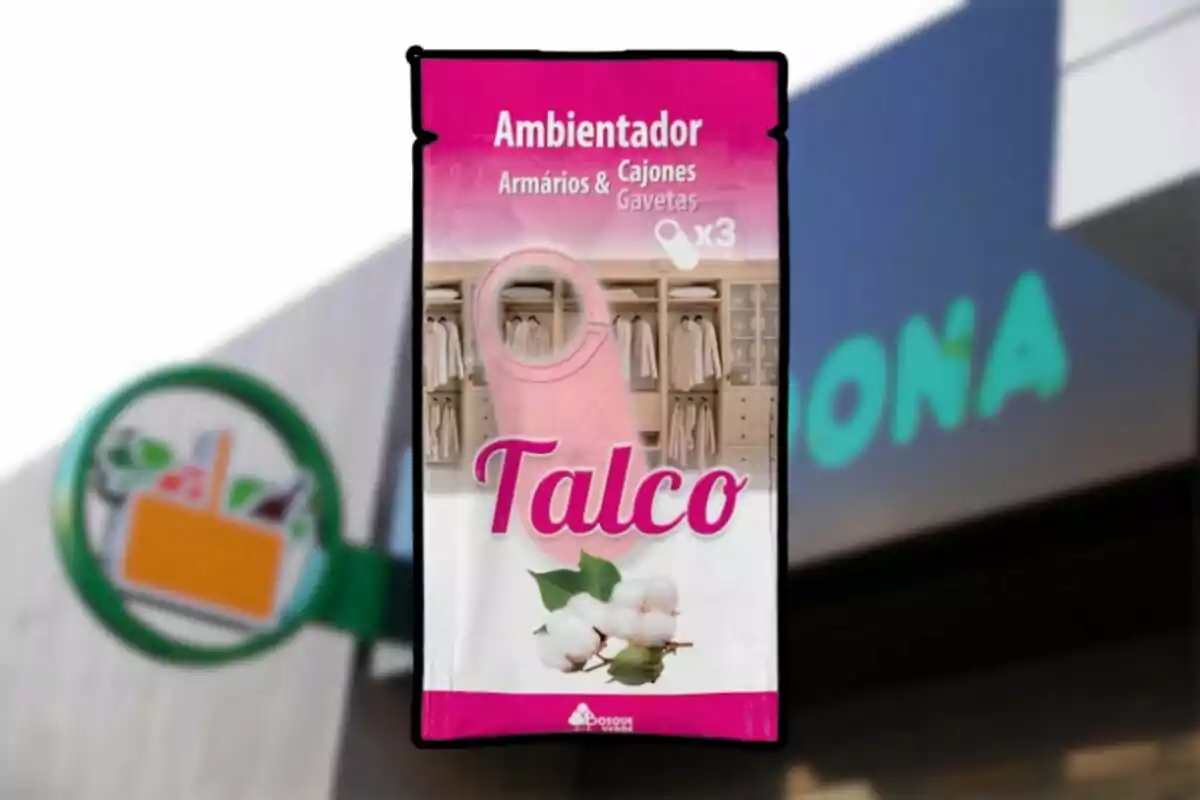 Ambientador per a armaris i calaixos amb aroma de talc en envàs rosa davant d’una botiga