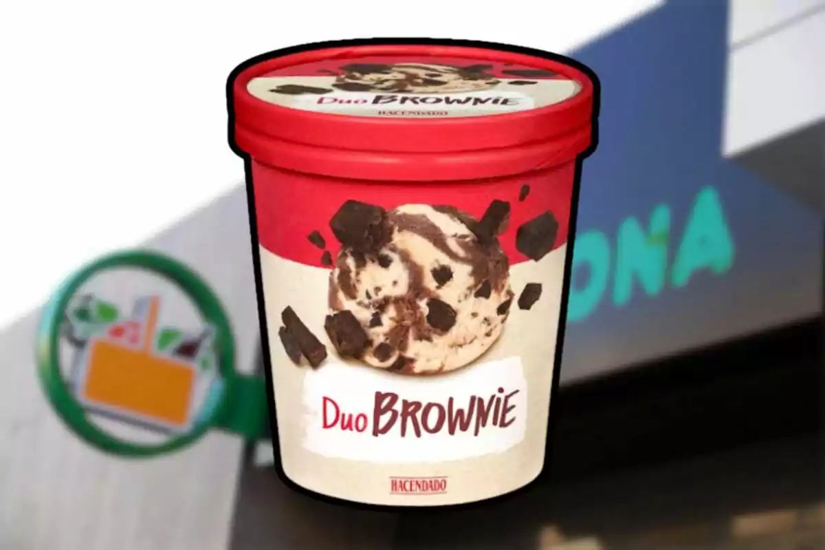 Envàs de gelat de brownie de la marca Hacendado amb fons de supermercat. Envàs de gelat de brownie de la marca Hacendado amb fons de supermercat.