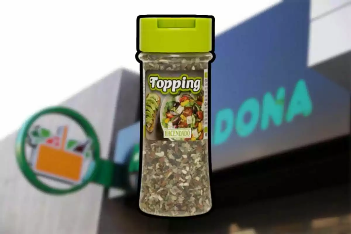 Un pot de condiment per a amanides amb tapa verda davant d'un fons desenfocat d'un supermercat. Un pot de condiment per a amanides amb tapa verda davant d'un fons desenfocat d'un supermercat.