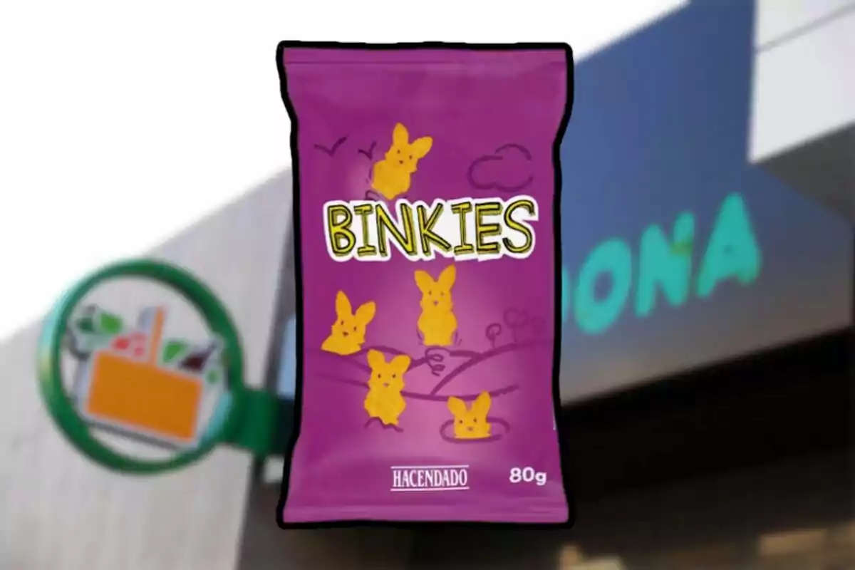 Bolsa morada de botanas con dibujos de conejos amarillos y el nombre Binkies en letras grandes frente a una tienda Bolsa morada de botanas con dibujos de conejos amarillos y el nombre Binkies en letras grandes frente a una tienda