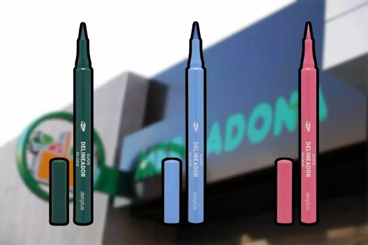 Tres delineadors de colors verd, blau i rosa de la marca Deliplus són en primer pla amb el fons desenfocat d’una botiga Mercadona. Tres delineadors de colors verd, blau i rosa de la marca Deliplus són en primer pla amb el fons desenfocat d’una botiga Mercadona.