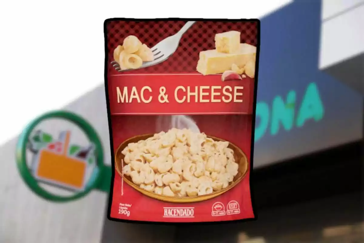 Paquet de macarrons amb formatge de la marca Hacendado davant d’una botiga Mercadona Paquet de macarrons amb formatge de la marca Hacendado davant d’una botiga Mercadona