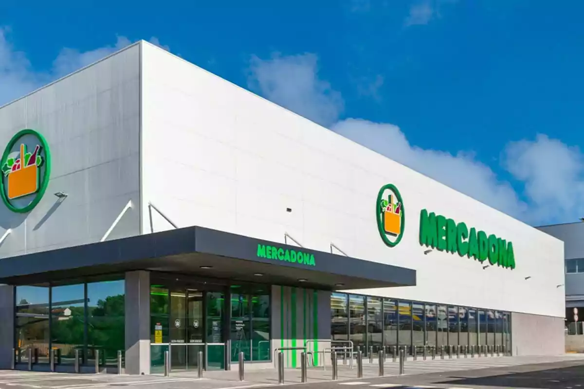 Fachada de un supermercado con el logo y nombre de la tienda visible. Fachada de un supermercado con el logo y nombre de la tienda visible.
