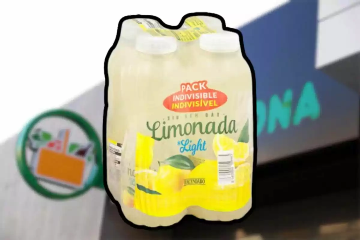Pack d’ampolles de llimonada light de la marca Hacendado davant d’un supermercat Pack d’ampolles de llimonada light de la marca Hacendado davant d’un supermercat