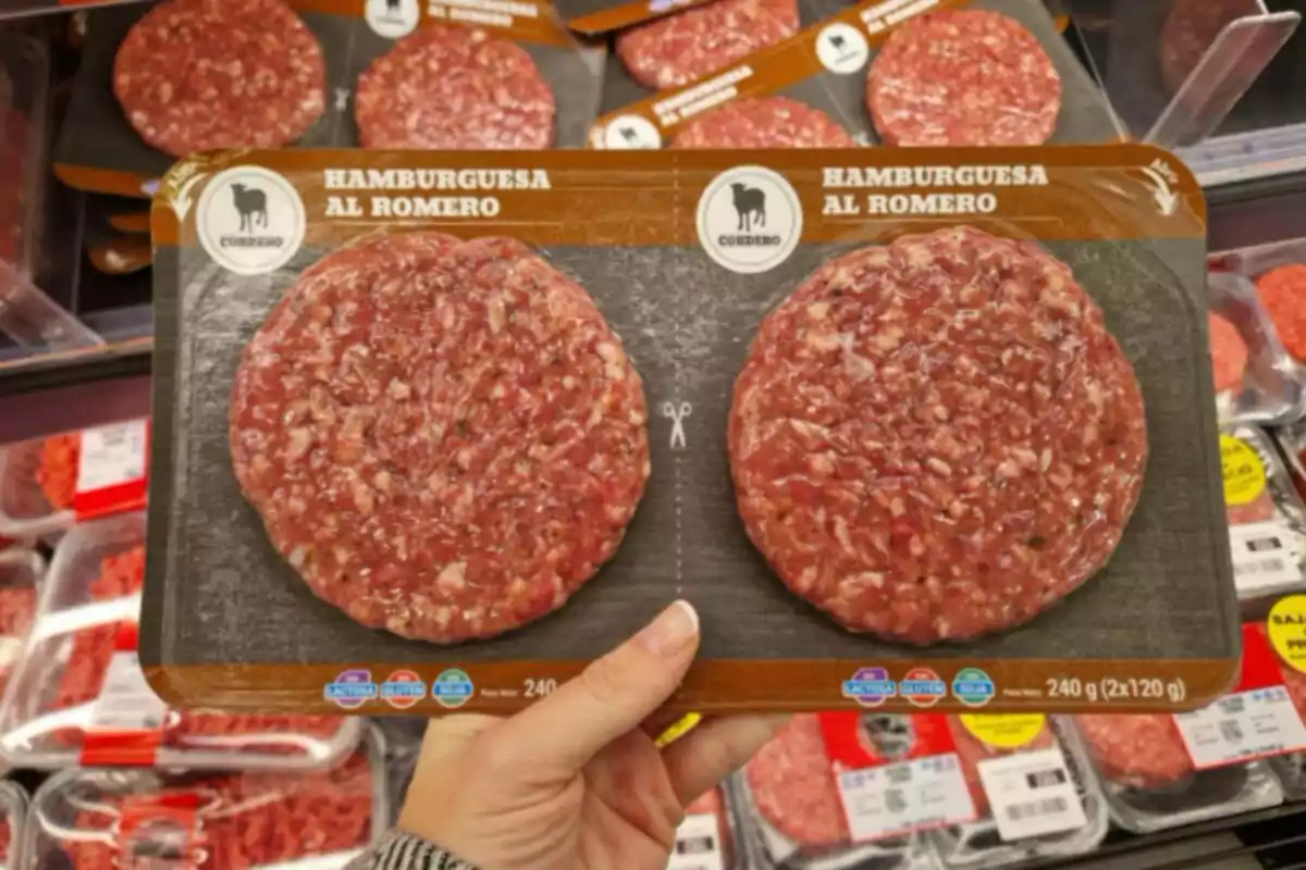 Un paquet d'hamburgueses al romaní de xai en un supermercat. Un paquet d'hamburgueses al romaní de xai en un supermercat.