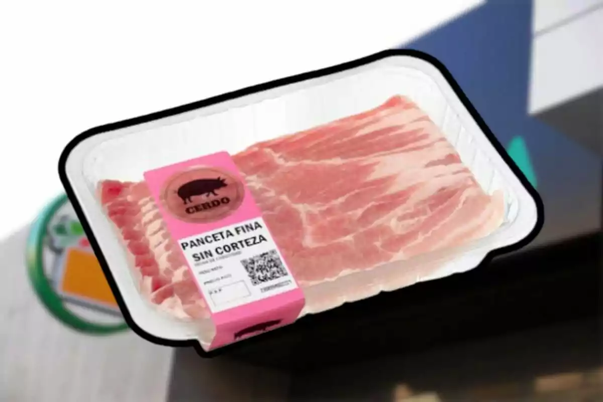 Un paquet de cansalada fina sense corfa en una safata de plàstic amb etiqueta rosa. Un paquet de cansalada fina sense corfa en una safata de plàstic amb etiqueta rosa.
