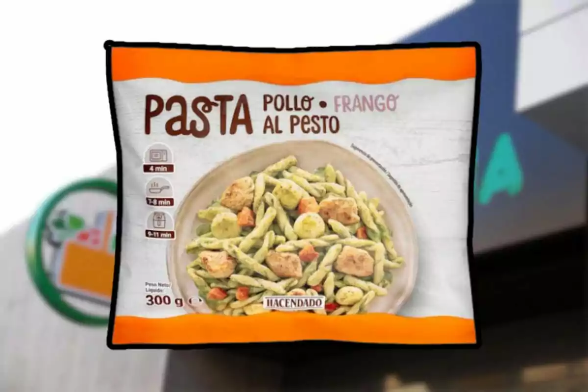 Paquet de pasta al pesto amb pollastre de la marca Hacendado mostrant instruccions de cocció i pes net de 300 grams.
