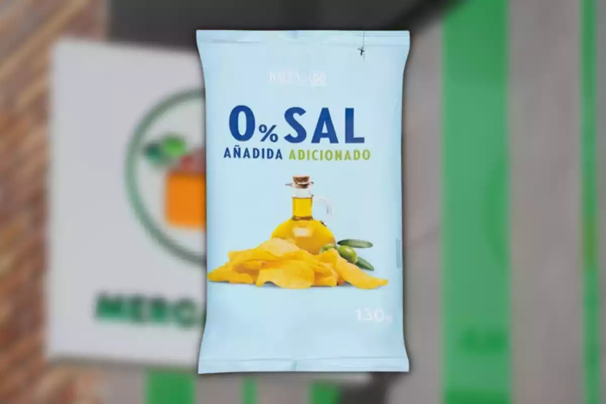Muntatge amb el logotip de Mercadona de fons i la bossa de patates 0% sal afegida de la marca Hacendado