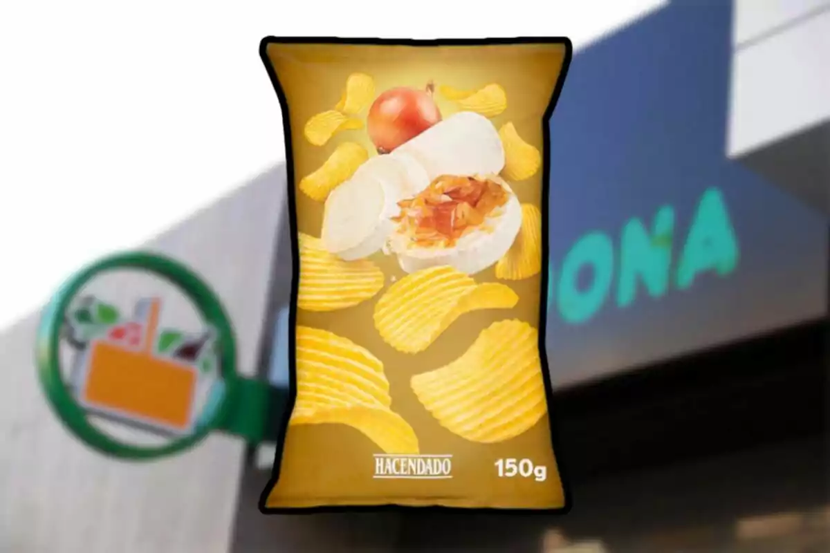 Bossa de patates fregides sabor formatge de cabra i ceba caramel·litzada de 150g davant d'un supermercat. Bossa de patates fregides sabor formatge de cabra i ceba caramel·litzada de 150g davant d'un supermercat.