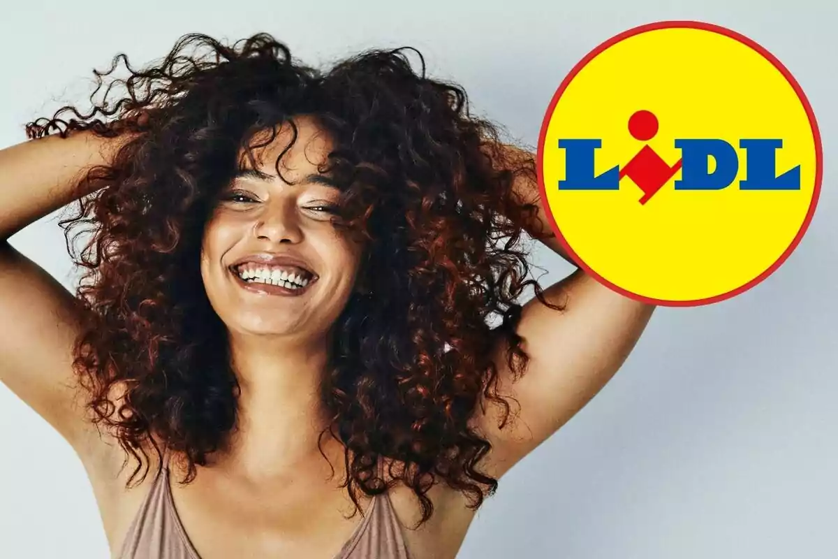 Dona somrient amb cabell arrissat i mans al cap al costat del logotip de Lidl.