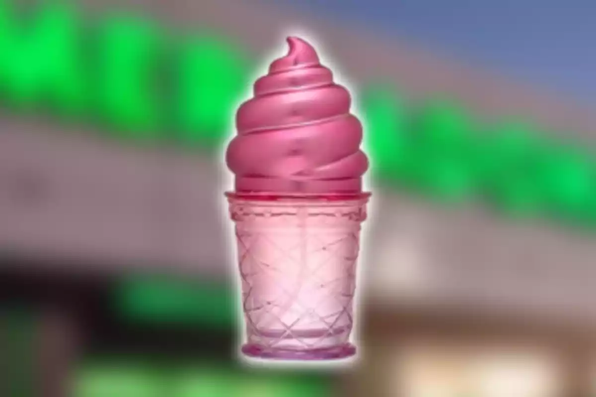 Gelat de color rosa en un con de vidre amb fons desenfocat. Gelat de color rosa en un con de vidre amb fons desenfocat.