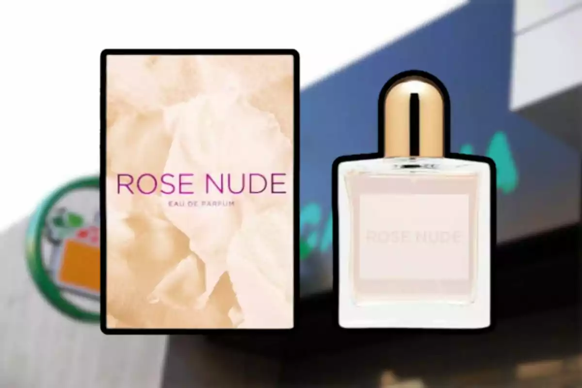 Una botella de perfume con la etiqueta Una botella de perfume con la etiqueta