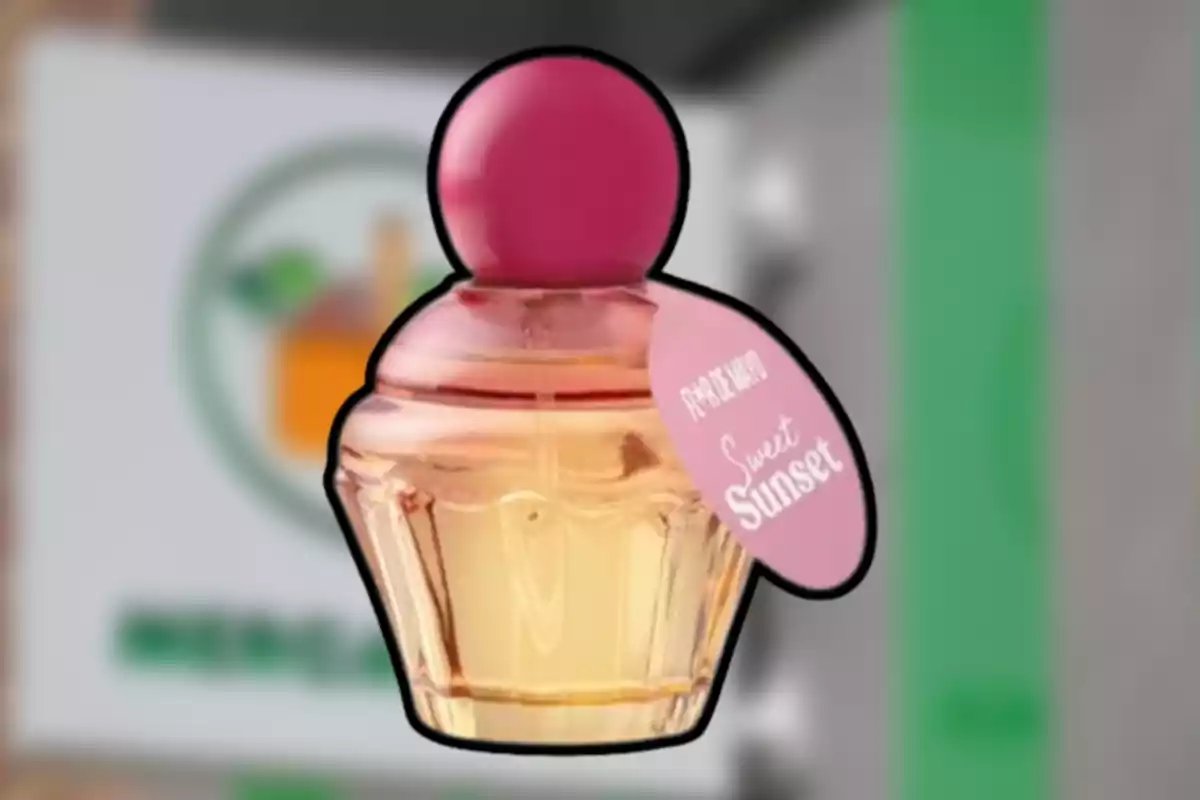 Flascó de perfum amb tapa rosa i etiqueta que diu Sweet Sunset sobre un fons desenfocat Flascó de perfum amb tapa rosa i etiqueta que diu Sweet Sunset sobre un fons desenfocat