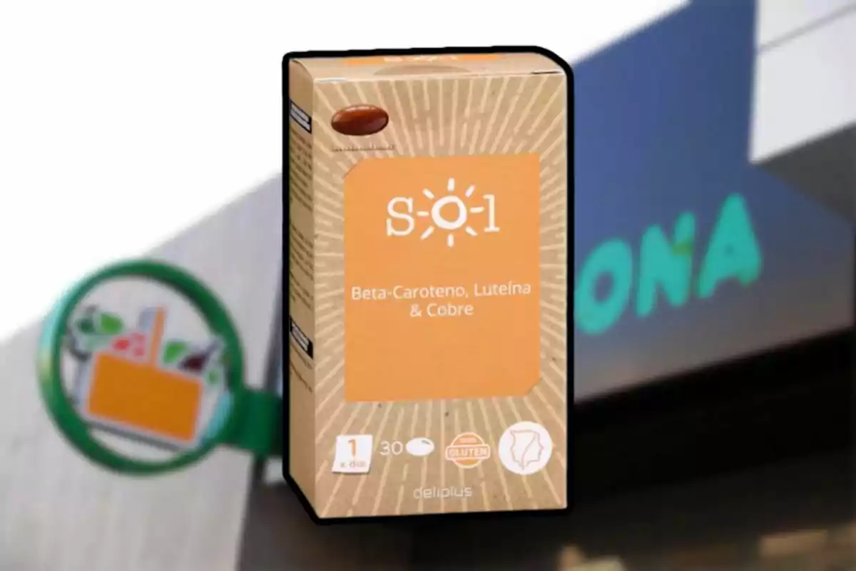 Caixa de suplement alimentari amb betacarotè, luteïna i coure de la marca Deliplus davant d'un cartell de supermercat. Caixa de suplement alimentari amb betacarotè, luteïna i coure de la marca Deliplus davant d'un cartell de supermercat.