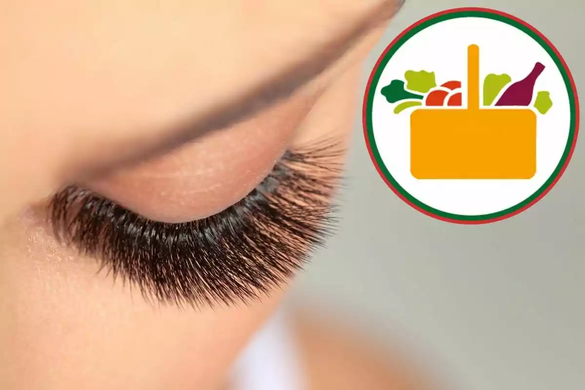 Un ojo cerrado con pestañas largas y un logotipo de una canasta de alimentos en la esquina. Un ojo cerrado con pestañas largas y un logotipo de una canasta de alimentos en la esquina.