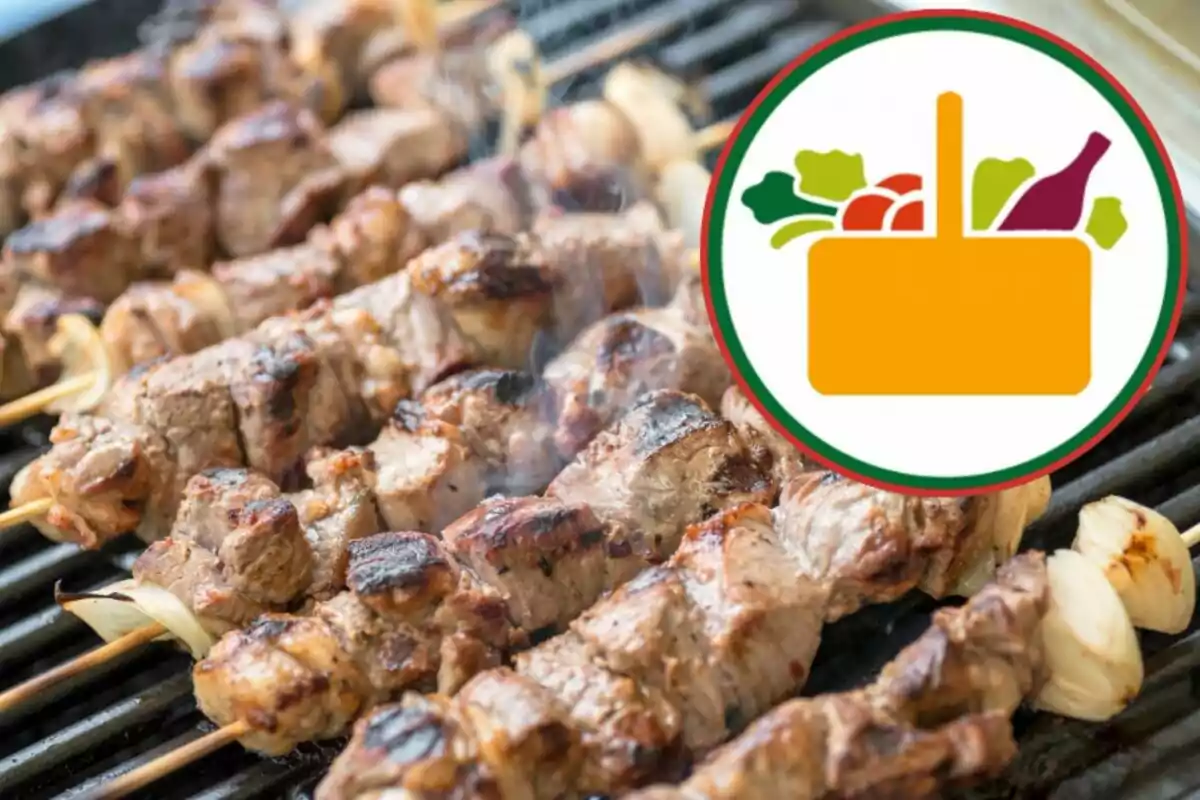 Brochetas de carne asándose en una parrilla con un icono de cesta de alimentos en la esquina. Brochetas de carne asándose en una parrilla con un icono de cesta de alimentos en la esquina.