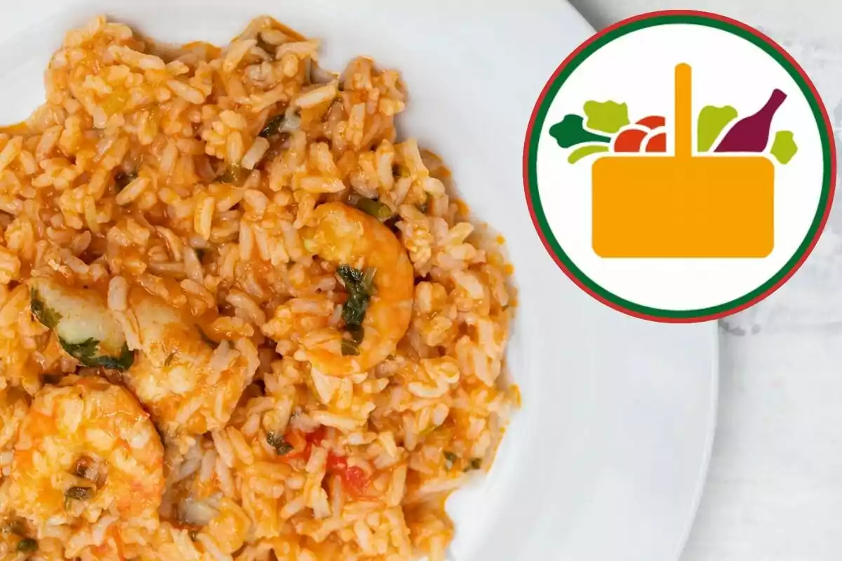 Plat d’arròs amb gambes servit en un plat blanc al costat d’una icona de cistell d’aliments Plat d’arròs amb gambes servit en un plat blanc al costat d’una icona de cistell d’aliments