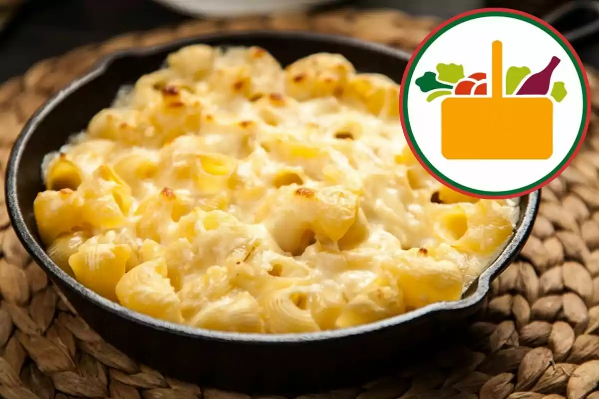 Pasta amb formatge gratinat en paella de ferro al costat d’una icona de cistell de supermercat Pasta amb formatge gratinat en paella de ferro al costat d’una icona de cistell de supermercat