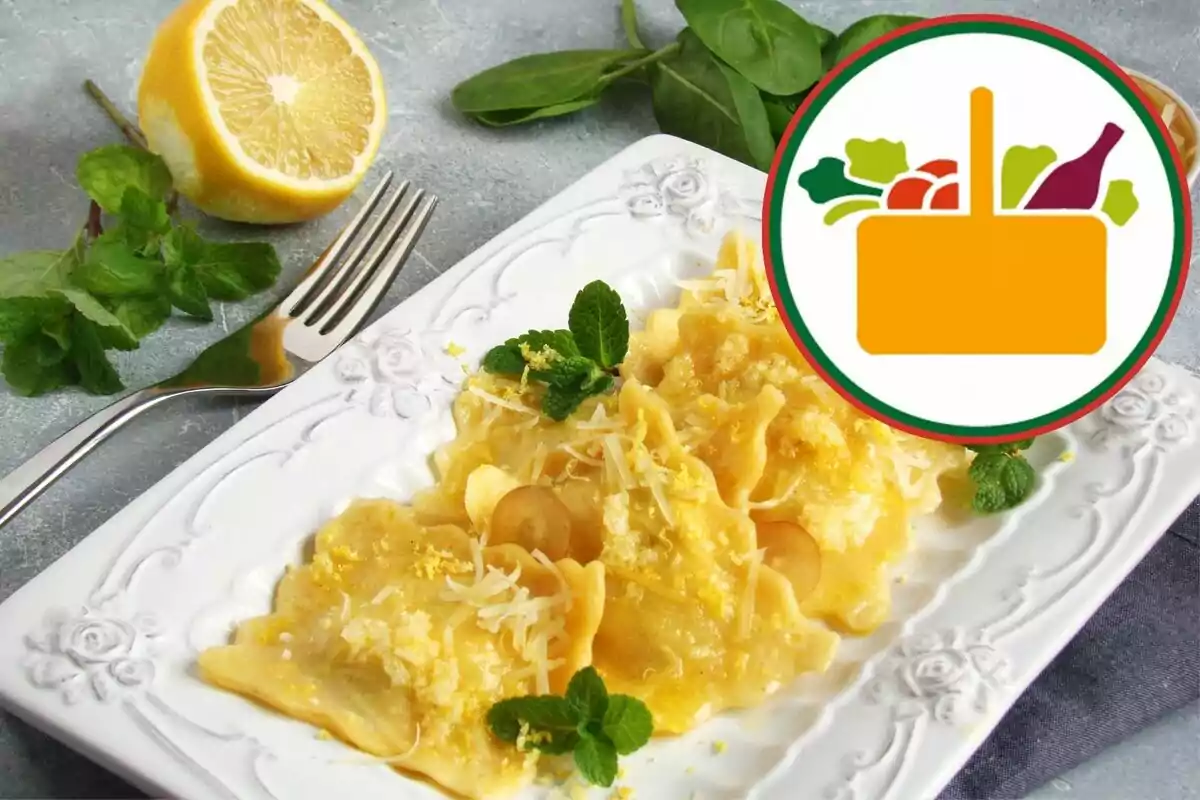 Plat de pasta farcida amb salsa de formatge i herbes, acompanyat de mig llimona i fulles verdes, amb una forquilla al costat i un logotip de cistella d'aliments a la cantonada. Plat de pasta farcida amb salsa de formatge i herbes, acompanyat de mig llimona i fulles verdes, amb una forquilla al costat i un logotip de cistella d'aliments a la cantonada.