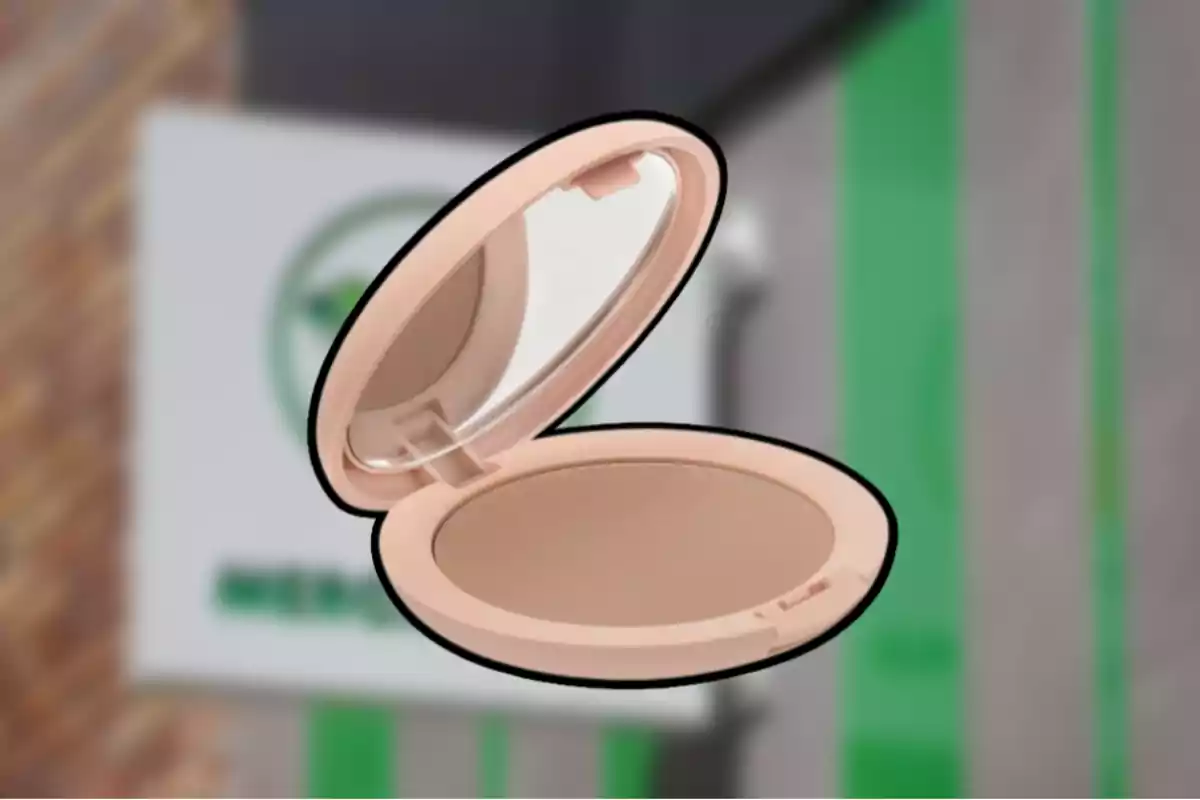 Pols compacta en un estoig obert amb fons desenfocat. Pols compacta en un estoig obert amb fons desenfocat.