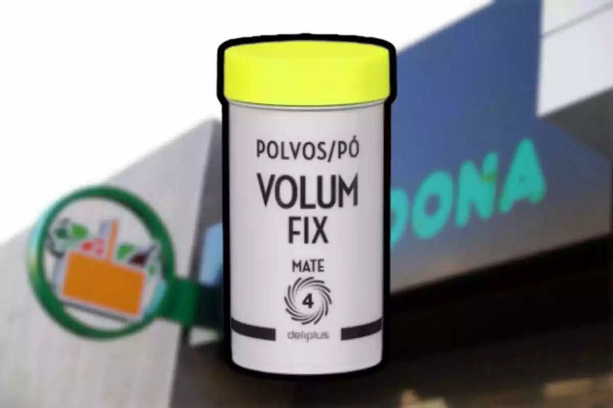 Envase de polvos Volum Fix Mate de Deliplus con tapa amarilla frente a un fondo borroso de un supermercado. Envase de polvos Volum Fix Mate de Deliplus con tapa amarilla frente a un fondo borroso de un supermercado.