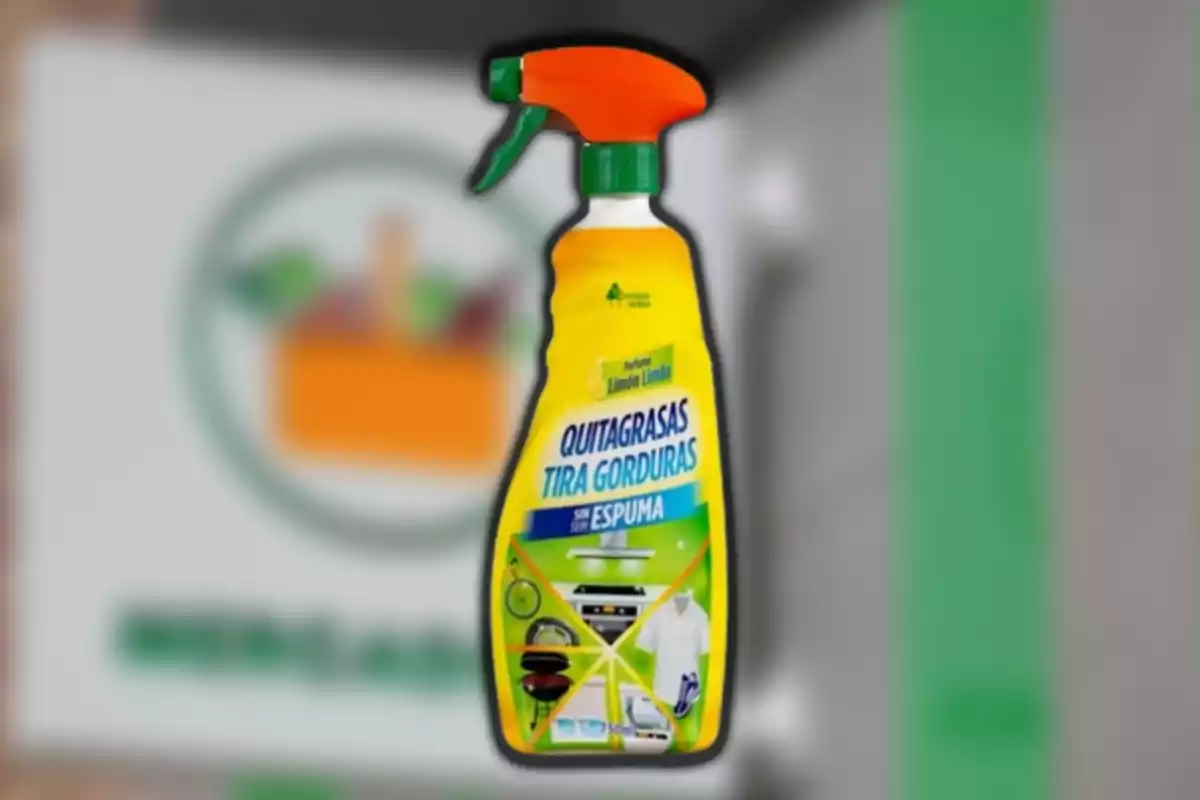 La imatge mostra un envàs de netejador en esprai de color groc amb una etiqueta que diu La imatge mostra un envàs de netejador en esprai de color groc amb una etiqueta que diu