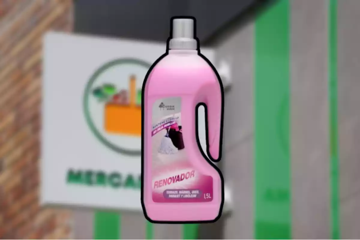 Ampolla de netejador renovador de color rosa amb etiqueta que indica el seu ús per a terres de terratzo, marbre, gres, parquet i linòleum, amb fons d'un cartell de supermercat desenfocat. Ampolla de netejador renovador de color rosa amb etiqueta que indica el seu ús per a terres de terratzo, marbre, gres, parquet i linòleum, amb fons d'un cartell de supermercat desenfocat.