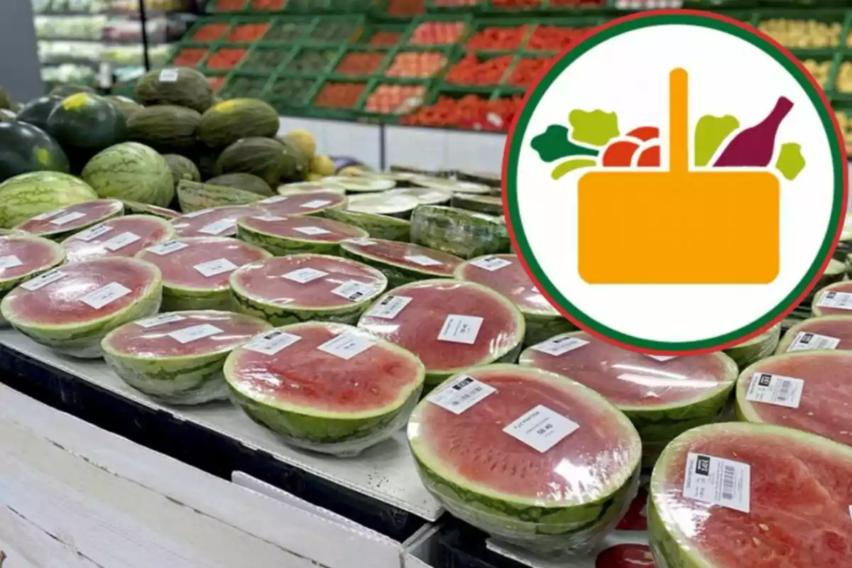 Una secció de fruites en un supermercat amb síndries tallades i embolicades amb plàstic, juntament amb un logotip d'una cistella de compres amb fruites i verdures. Una secció de fruites en un supermercat amb síndries tallades i embolicades amb plàstic, juntament amb un logotip d'una cistella de compres amb fruites i verdures.