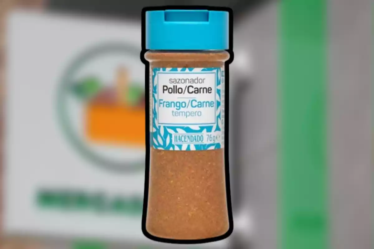 Un pot de condiment per a pollastre i carn de la marca Hacendado amb tapa blava. Un pot de condiment per a pollastre i carn de la marca Hacendado amb tapa blava.