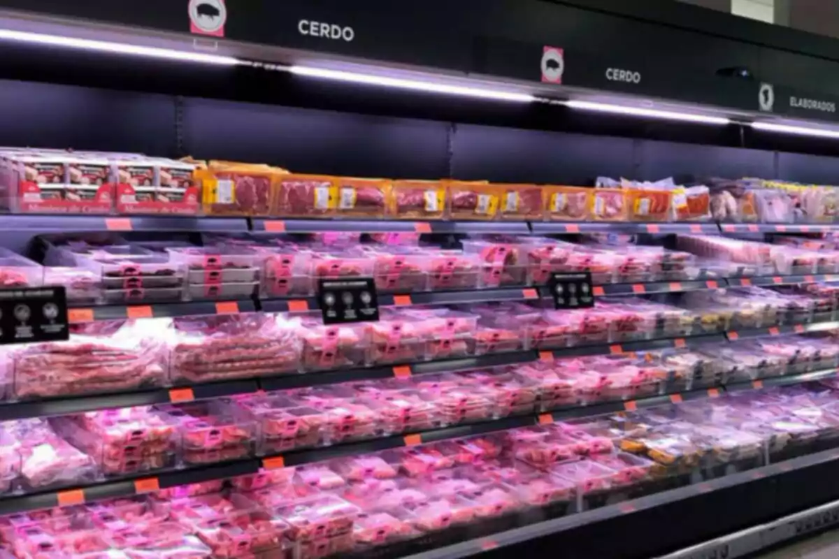 Prestatgeria de supermercat amb productes de carn de porc envasats i organitzats en diverses files. Prestatgeria de supermercat amb productes de carn de porc envasats i organitzats en diverses files.