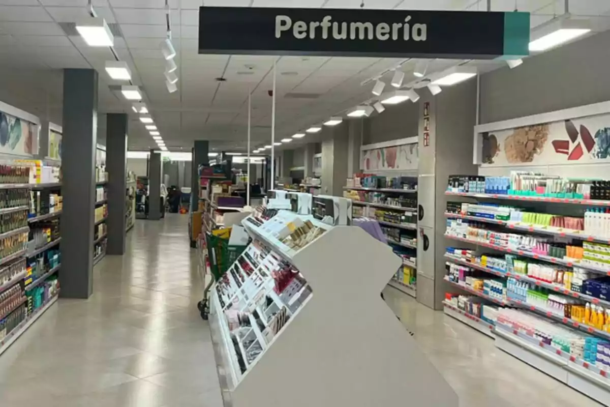 Passadís d’una botiga amb prestatges plens de productes de perfumeria i cura personal Passadís d’una botiga amb prestatges plens de productes de perfumeria i cura personal
