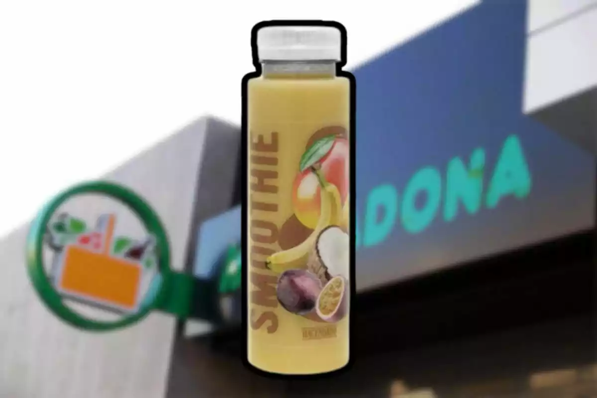 Ampolla de batut de fruites davant d'un supermercat. Ampolla de batut de fruites davant d'un supermercat.