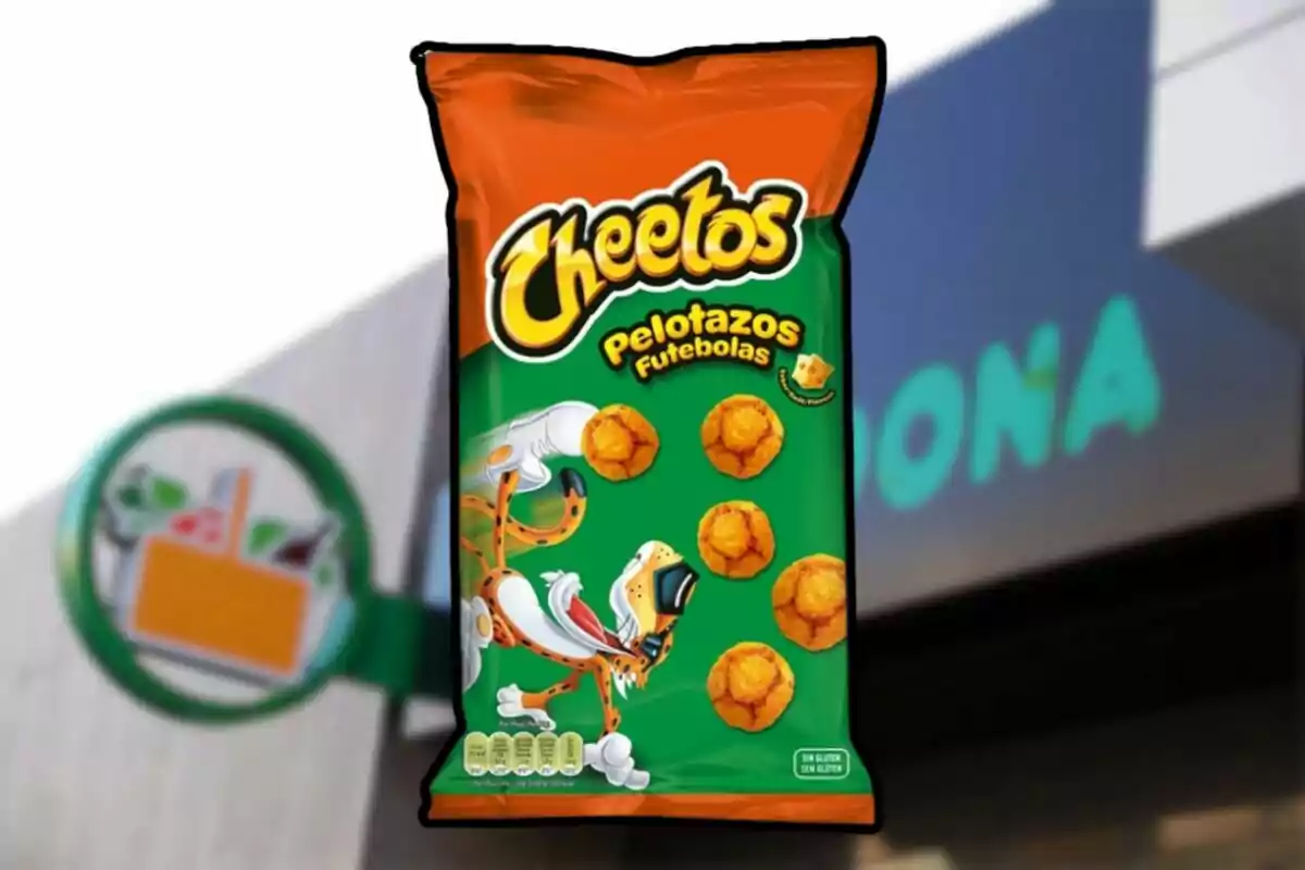 Bossa de Cheetos Pelotazos Futebolas amb disseny d'un guepard i fons d'una botiga. Bossa de Cheetos Pelotazos Futebolas amb disseny d'un guepard i fons d'una botiga.