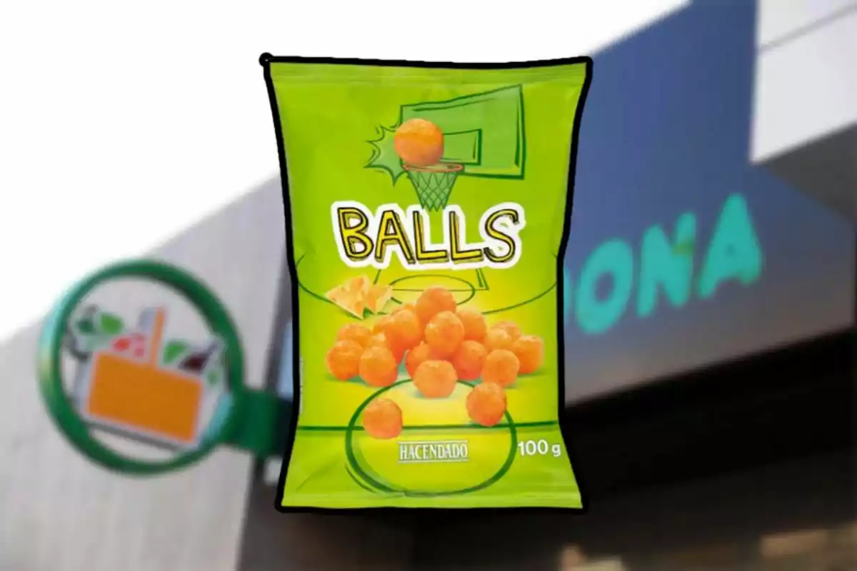 Bossa d'aperitius de formatge amb forma de boles de la marca Hacendado davant d'un supermercat. Bossa d'aperitius de formatge amb forma de boles de la marca Hacendado davant d'un supermercat.