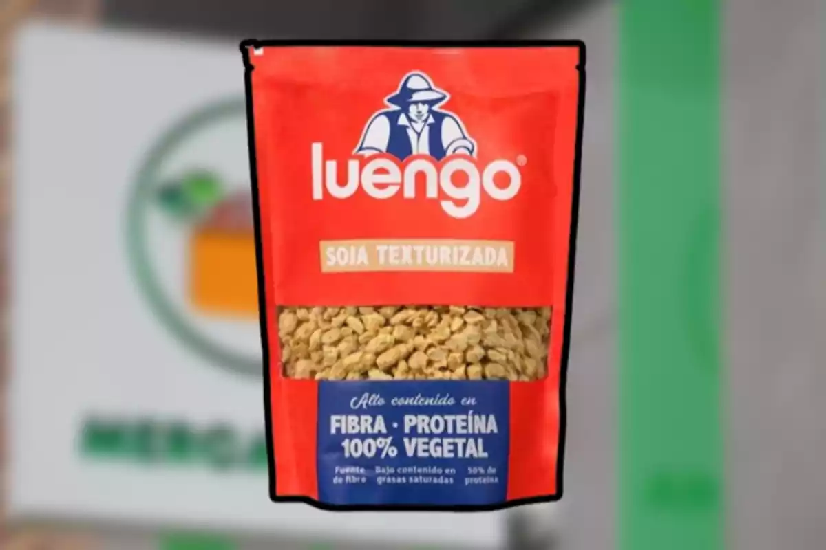 Paquet vermell de soja texturitzada marca Luengo amb finestra transparent que mostra el producte i text que ressalta el seu alt contingut en fibra i proteïna vegetal