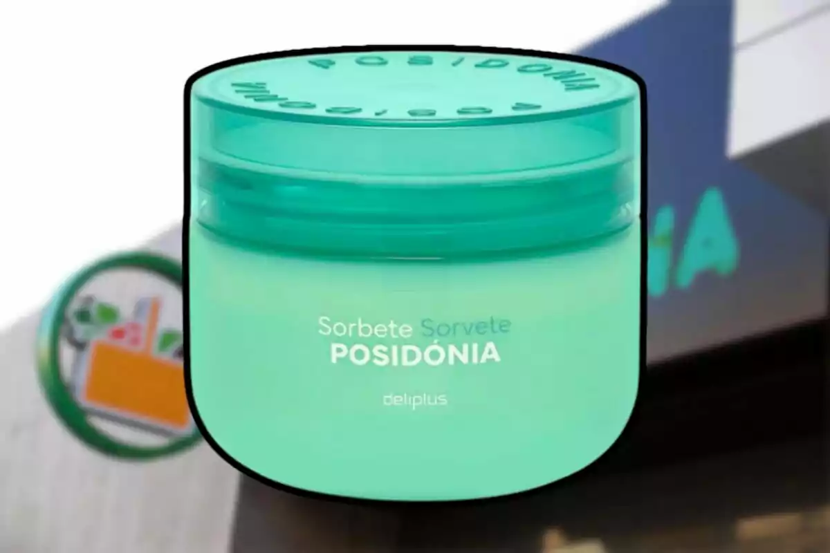 Envàs de crema corporal Sorbet Posidònia de Deliplus de color verd menta amb un fons desenfocat d’una botiga Mercadona Envàs de crema corporal Sorbet Posidònia de Deliplus de color verd menta amb un fons desenfocat d’una botiga Mercadona