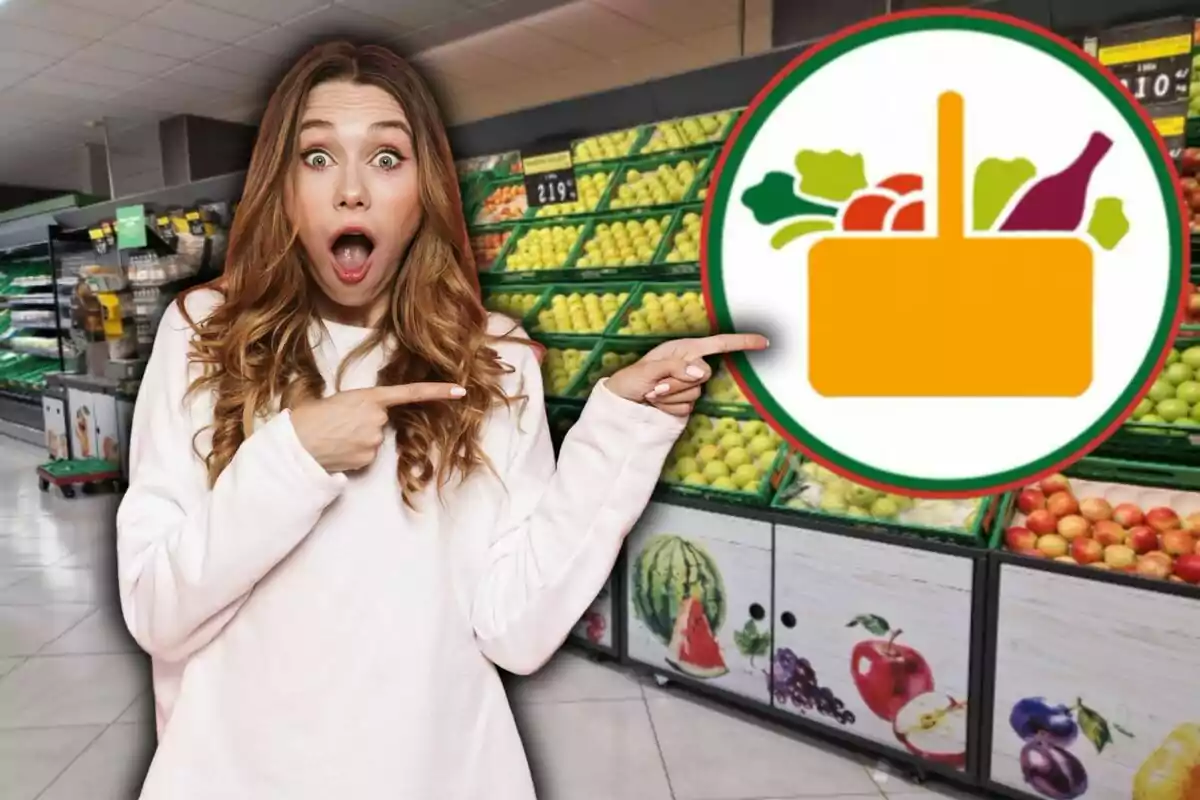 Dona sorpresa assenyalant un logo de supermercat a la secció de fruites i verdures.