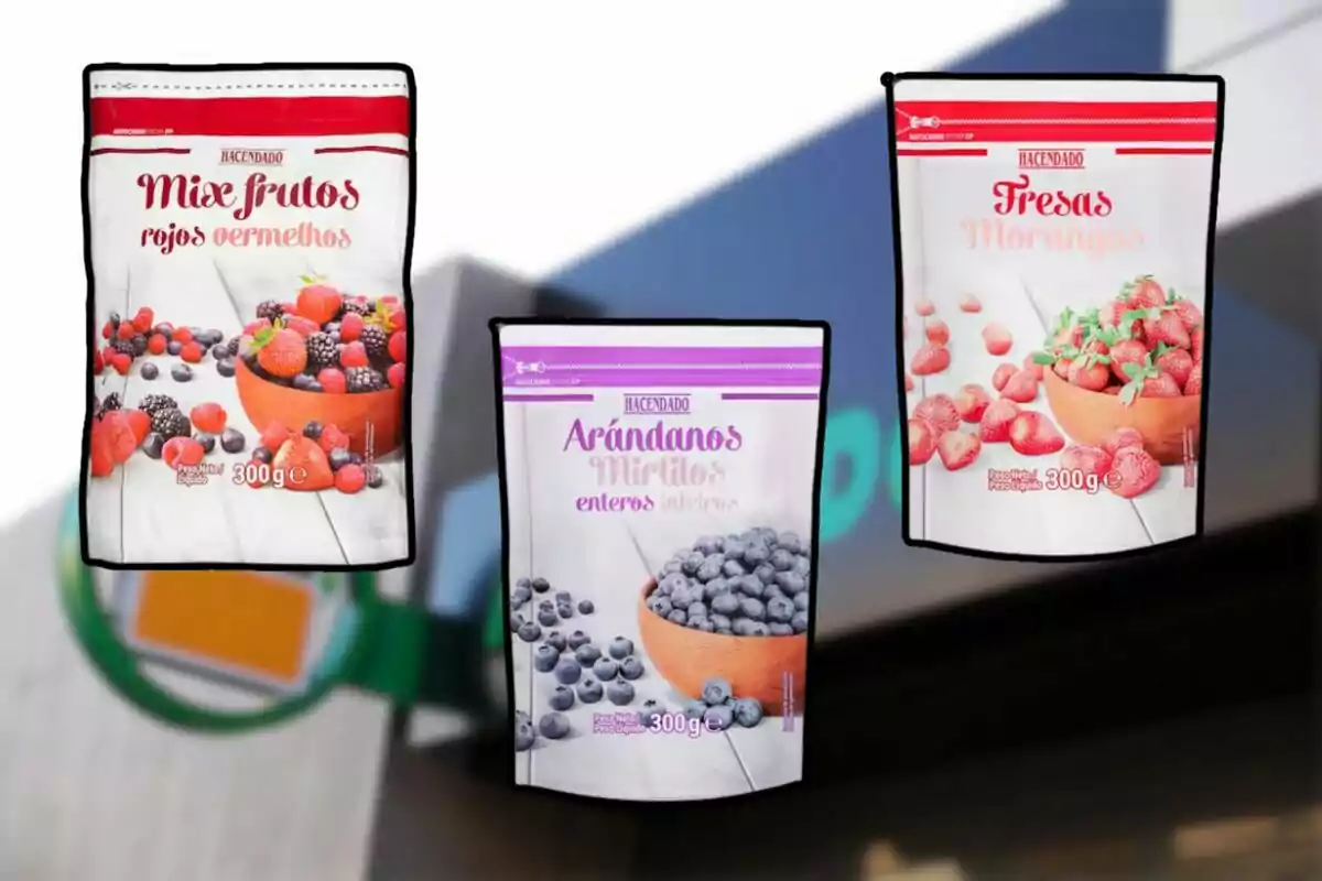 Tres paquets de fruites congelades de la marca Hacendado: mix de fruits vermells, nabius sencers i maduixes, cadascun amb un pes net de 300 grams. Tres paquets de fruites congelades de la marca Hacendado: mix de fruits vermells, nabius sencers i maduixes, cadascun amb un pes net de 300 grams.