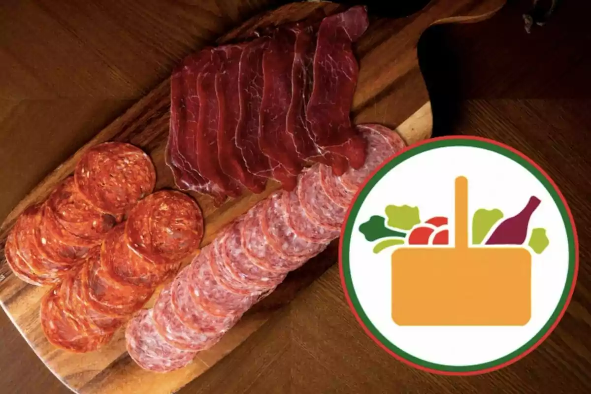 Taula d'embotits amb salami, xoriço i pernil curat amb un logotip d'una cistella d'aliments.