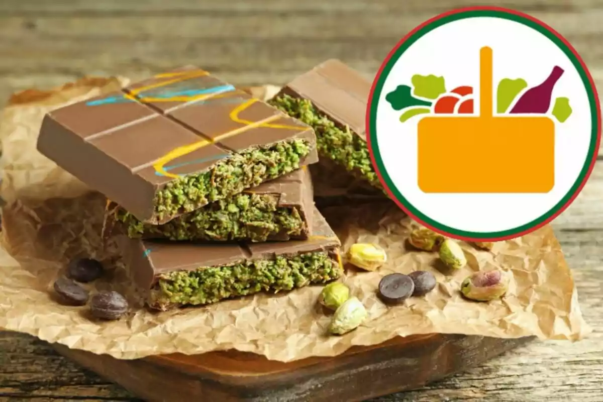 Barres de xocolata amb farciment verd sobre paper marró, acompanyades de festucs i encenalls de xocolata, al costat d'una icona de cistella d'aliments. Barres de xocolata amb farciment verd sobre paper marró, acompanyades de festucs i encenalls de xocolata, al costat d'una icona de cistella d'aliments.