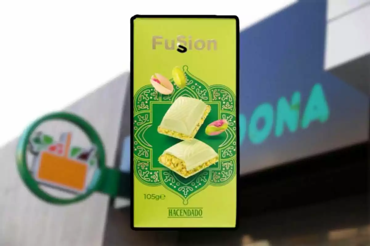 Caixa de xocolata blanca amb festuc de la marca Hacendado sobre un fons que mostra part d'un rètol de supermercat. Caixa de xocolata blanca amb festuc de la marca Hacendado sobre un fons que mostra part d'un rètol de supermercat.