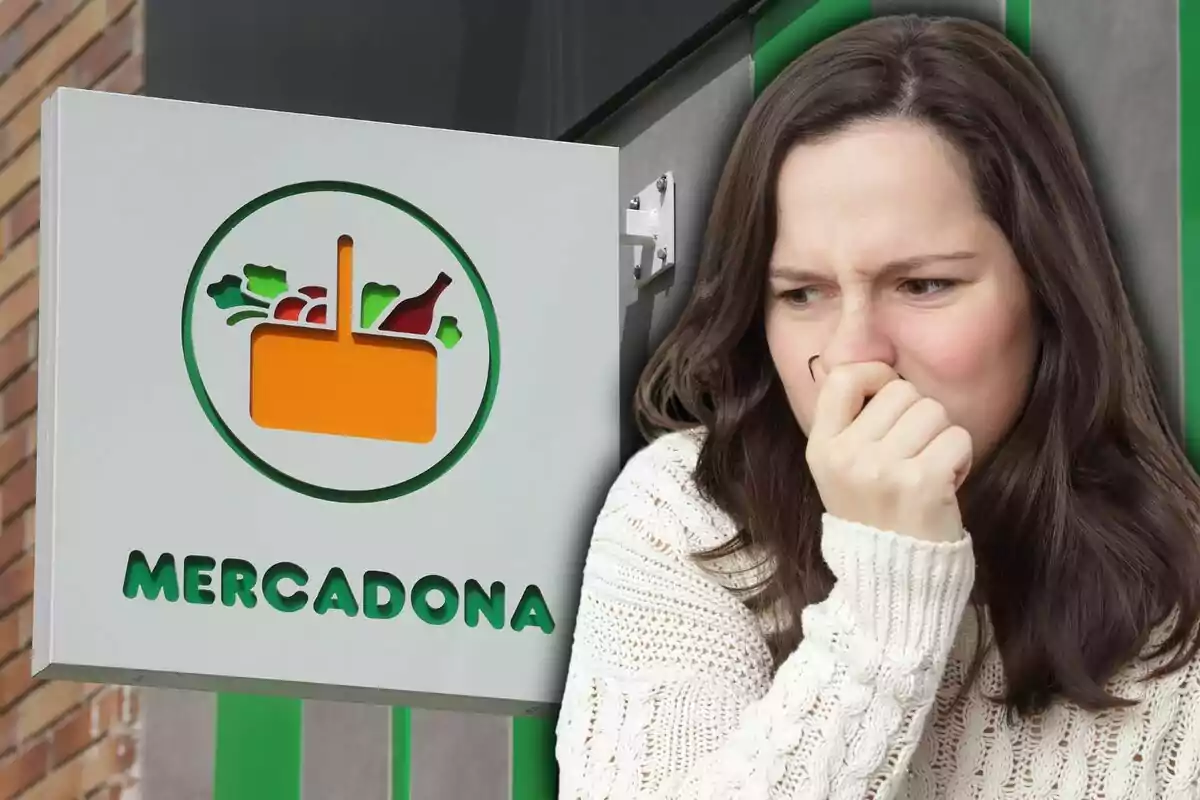 Una persona amb gest de desgrat davant d'un cartell de Mercadona.