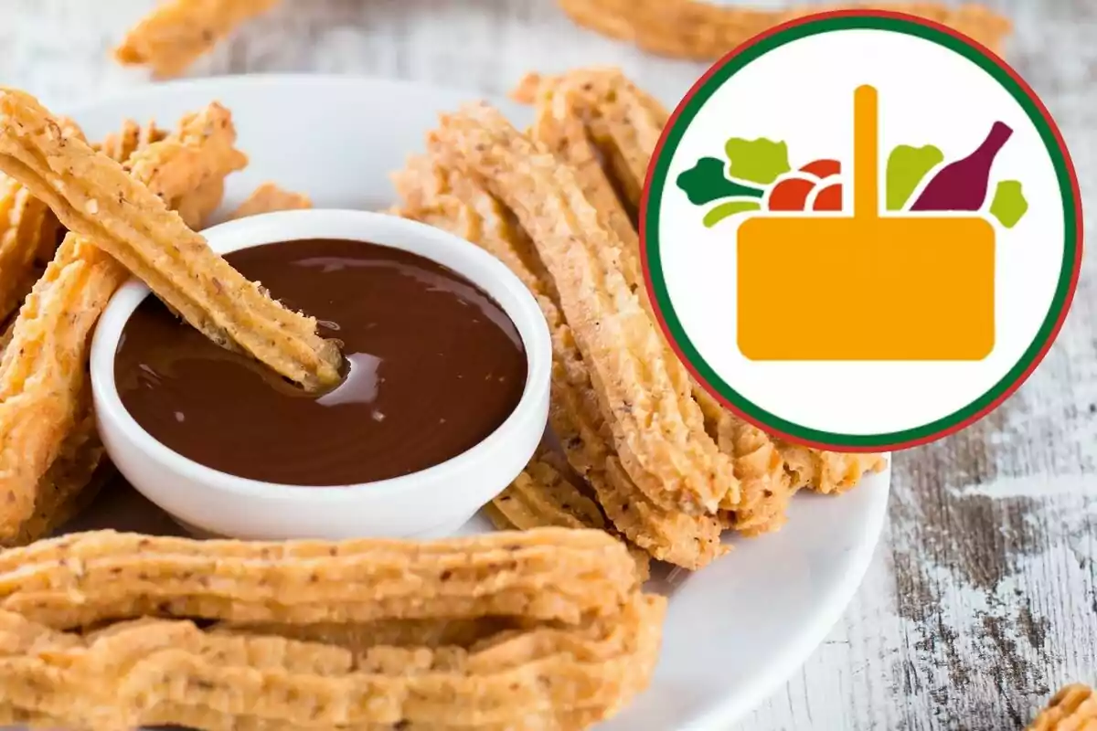 Xurros cruixents acompanyats d'un bol de xocolata fosa amb un logotip d'aliments a la cantonada. Xurros cruixents acompanyats d'un bol de xocolata fosa amb un logotip d'aliments a la cantonada.