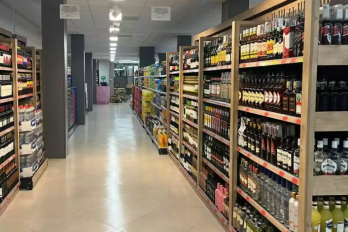 Passadís del supermercat Mercadona amb prestatges plens d'ampolles i productes. Passadís del supermercat Mercadona amb prestatges plens d'ampolles i productes.