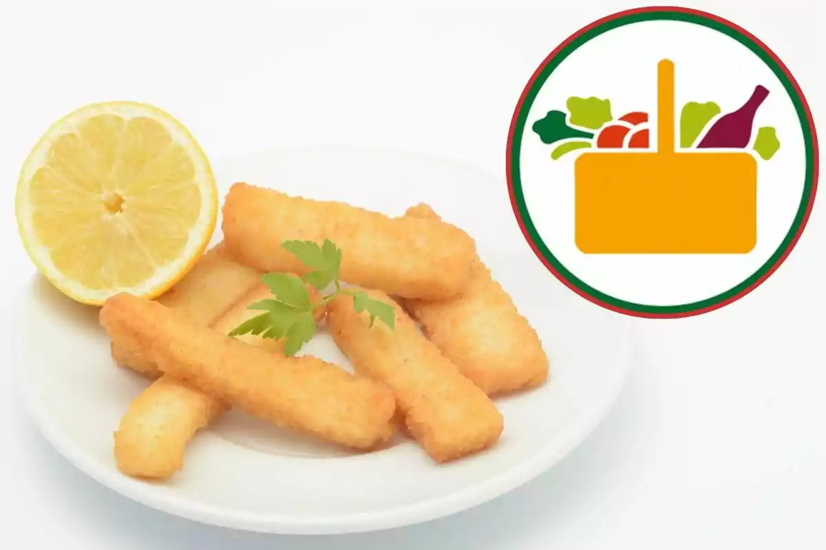 Un plato con palitos de pescado empanizados acompañados de medio limón y una ramita de perejil, junto a un logotipo de una cesta con alimentos. Un plato con palitos de pescado empanizados acompañados de medio limón y una ramita de perejil, junto a un logotipo de una cesta con alimentos.