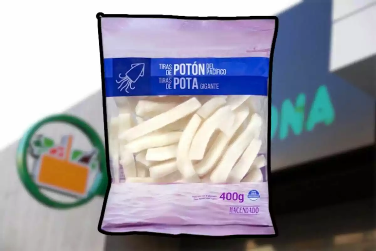 Bolsa de tiras de potón del Pacífico de la marca Hacendado con un peso de 400 gramos frente a un cartel de supermercado. Bolsa de tiras de potón del Pacífico de la marca Hacendado con un peso de 400 gramos frente a un cartel de supermercado.