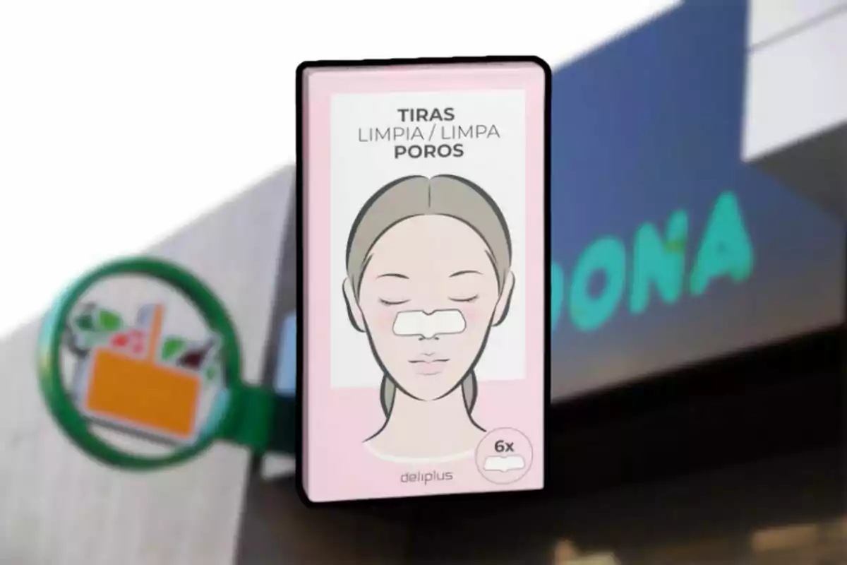 Caja de tiras limpiadoras de poros de la marca Deliplus con un dibujo de una persona usando una tira en la nariz y un fondo que parece ser una tienda. Caja de tiras limpiadoras de poros de la marca Deliplus con un dibujo de una persona usando una tira en la nariz y un fondo que parece ser una tienda.