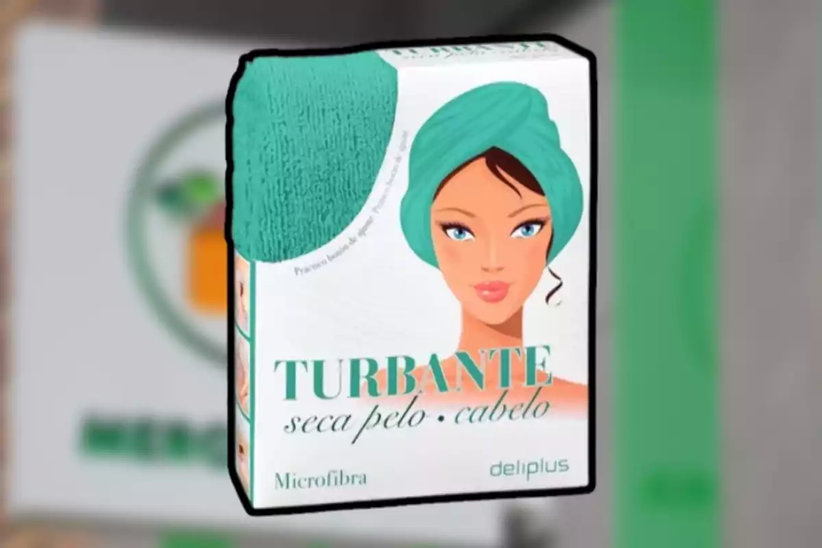 Caixa d'un turbant de microfibra per assecar el cabell, amb il·lustració d'una dona usant el producte en color verd. Caixa d'un turbant de microfibra per assecar el cabell, amb il·lustració d'una dona usant el producte en color verd.