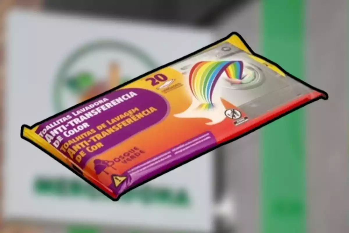 Paquet de tovalloletes per a rentadora anti-transferència de color amb disseny acolorit i fons desenfocat. Paquet de tovalloletes per a rentadora anti-transferència de color amb disseny acolorit i fons desenfocat.