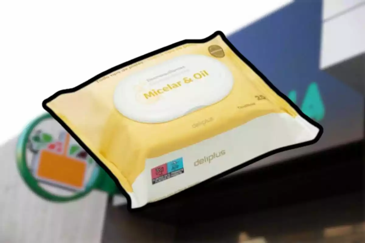 Paquet de tovalloletes desmaquillants Micelar & Oil de la marca Deliplus davant d'un supermercat. Paquet de tovalloletes desmaquillants Micelar & Oil de la marca Deliplus davant d'un supermercat.